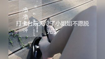 晚上加班吃宵夜灌醉未婚女同事蒙着眼睛把她下面摸出水性奋后主动吃鸡巴做爱