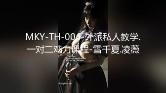 高颜值女神深夜在家一个人诱惑狼友，爆乳一线天肥美逼逼精彩展示，全程露脸跟狼友互动撩骚听指挥，揉奶玩逼