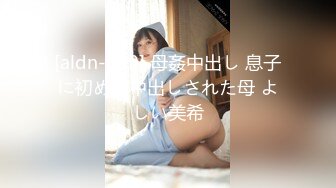 抄底高颜值御姐美少妇 这穿着骚内丁的大白屁屁真性感