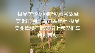 金发大妈一脸认真的吃着鸡鸡