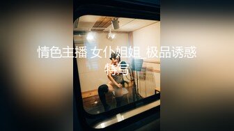 红发黑妞一脸享受的吃着弯曲的大鸡鸡