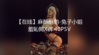 三男一女4P名场面，泰国长腿小姐姐，被大汉无情蹂躏，上下前后全方位操逼，两根大屌双洞齐开，干的受不了再换个1