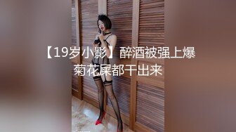 精选商城抄底跟男友逛街的美眉 这两只大屁屁真性感 牛仔妹子看着清纯 貌似特闷骚