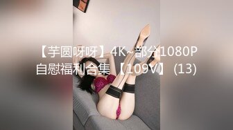 幸福老哥啪啪00后嫩妹子边操旁边还有个妹子舔奶，掀开被子上位骑乘后入抽插童颜大奶