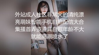 身材相当好的漂亮亚裔妹纸躲到厕所从书包里拿出她经常“学习”的工具教大家使用