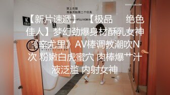 黑丝高跟颜值不错的御姐小少妇跟大哥激情啪啪，全程露脸在门前地板上干炮，激情上位抽插浪叫表情好骚干开花[