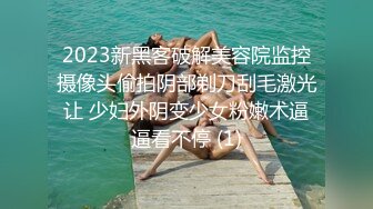 双飞女友的00后闺蜜，紧嫩滑,两人跪舔一根鸡巴