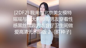  骚娘子在家露脸跟大哥激情啪啪，全程露脸衣服都没脱完就被猴急的大哥按在厨房草了