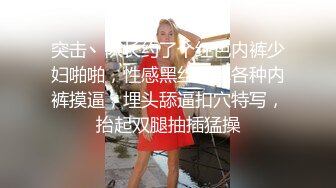 炮友家中做爱，中间来了个快递小哥，姑娘套了个外套就出去了。