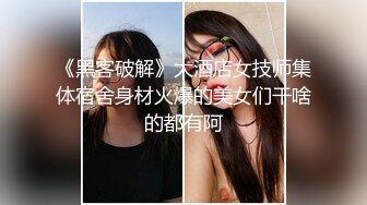 【新片速遞】  安防酒店上帝视角偷拍❤️胖哥早上睡醒拔下女友的裤衩干一炮没戴套精液把床都弄湿了