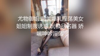 顽皮的女孩玩睾丸。 她对射精不满意