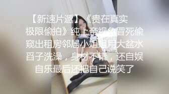 十二月新流出大神潜入水上乐园更衣淋浴间出口偷拍❤️美女换衣服警觉性很高的红衣妹子瞪着作者看