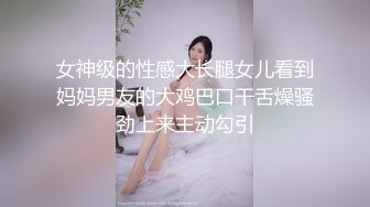  大辫子花姑娘镜头前露脸被大哥玩逼，颜值不错逼逼也很大直接让大哥用手淘玩拳交