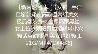 清纯美少女【咀迷人】，小巧玲珑的身材，粉嫩精致的逼逼，奶子也很有型，最佳1.55女友 ，自慰扣阴唇揉奶呻吟诱惑！