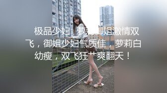 漂亮妹子张着水汪汪大眼吃棒棒