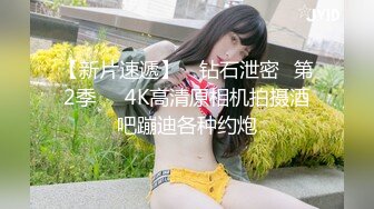   年轻学姐客厅深喉大屌，蹲下卖力，展现完美技