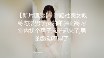 俄罗斯女孩系列之金发性感女孩白色牛仔裤慢慢脱下漏出丰满屁股深情舔蛋舔屌撅起屁股给你干