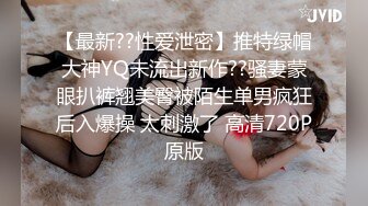 最新全镜偷窥长裙美女嘘嘘