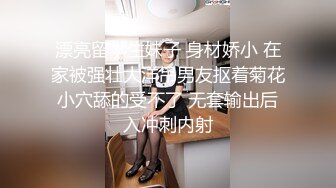 露脸身材黑丝情趣内衣的骚妹子，两个大奶子衬托出来很性感，吃完东西脱衣服开搞，道具插逼呻吟，看样子是被干多了!