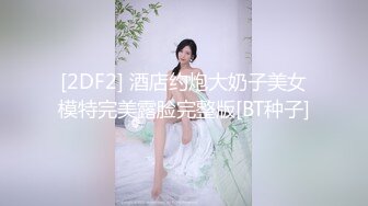 镜子前欣赏老婆