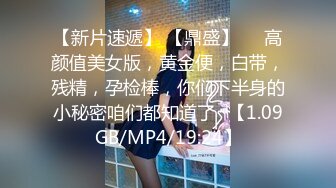 颜值不错少妇演绎勾引修管道小哥啪啪，口交开裆肉丝抽插出白浆呻吟娇喘，很是诱惑喜欢不要错过