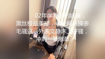 高颜值鸭舌帽妹子道具香蕉振动棒自慰，开裆黑丝手指扣入出水振动棒抽插呻吟!