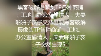   中年大叔忽悠美女顾客做特殊服务，全身按摩撩骚忽悠顾客揉奶玩逼，按摩床上爆草抽插，给骚逼干的神魂颠倒