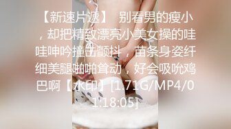 公园尾随穿卡通绿连衣裙小美妇上厕所,诱人的唇肉闭合成一个花形