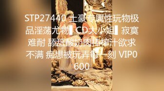 新流出国内厕拍牛人八月份作品商场隔板女厕露脸偷拍几个妹子嘘嘘第一个售货员有所察觉差点被她发现