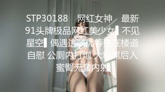 深夜偷偷到侄女房間，扒開睡衣看身體，粉乳嫩鮑發育真不錯，不敢撥弄，只能看