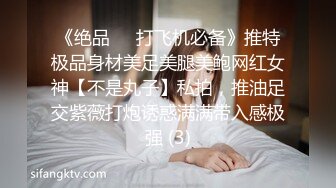 连续叫来俩妹子，小萝莉没感觉换白嫩好身材少妇，脱光了挺带劲