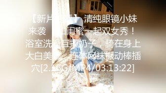 空城原创逛街的可爱小姐姐薄丝透明白内包裹肥臀短裙靓女和男友逛街忧郁的眼神却穿了丁字裤