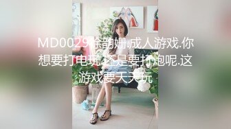  眼镜小妹和闺蜜浴室双人秀极品美臀假屌互插，跪在地上特写，越玩越来劲，两个妹子太骚了