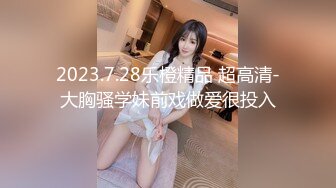 妈妈和女儿一起骚，丝袜情趣装诱惑全程露脸大秀，双头道具互相抽插浪荡呻吟，抠逼自慰淫水覆盖无毛逼好性感