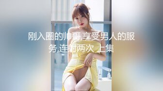 人妻熟女一边用手机聊天一边后人