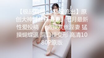 粉嫩大眼正妹洗澡扣穴