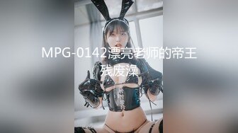 【新速片遞】黑客破家庭网络解摄像头监控偷拍❤️漂亮少妇还在打电话就被老公 摁住一顿操