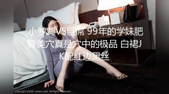  00后小姐妹在床上一起伺候小哥，交大鸡巴舔乳头，互相抚慰玩弄骚穴和奶子，让小哥床上床下各种抽插爆草