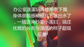 样子闷骚的华裔脸孔眼镜大学生美女在床上上网被大洋屌男友要求吃屌