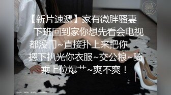 两个轻熟女群战四位小哥，全程露脸黑丝情趣装诱惑舔弄大鸡巴，被4个小哥轮番爆草抽插，口爆吞精场面淫乱