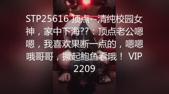 漂亮女友晚上下了班回家冲凉出来，男友在拍摄，’为啥你把内裤都脱了‘，’这样你吃的时候就方便了‘，’滚，能不能好好说话了‘！