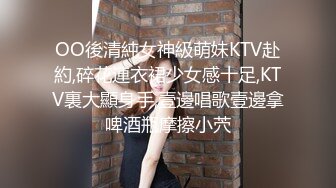 在客廳一邊看宮廷劇一邊和美乳女友無套打砲真新奇