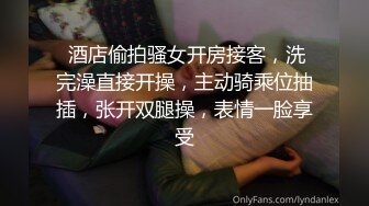  淫妻3P 两根棒棒一起吃 换上单男送的红边黑丝真的更显身材