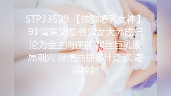 写字楼女厕黑衣白裤红指甲美职员 强劲的嫩穴把密长阴毛全冲开了