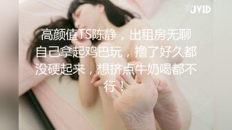 抄底眼镜大姐 看着儿子玩抓娃娃机很开心很专心