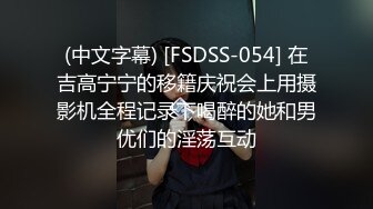 很火的家庭摄像头，美艳少妇和妈妈睡觉，少妇没有孩子打扰睡得很香甜，臀部性感死啦！妈妈没穿内裤睡觉，漏光啦！