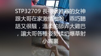  夫妻日常做爱 美娇妻边玩手机边吃屌内裤不脱扒个缝就插