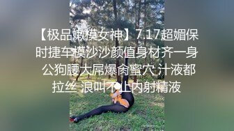 齐逼牛仔短裤黑丝骚女，舔屌足交一脸享受，脱下黑丝掰穴扣弄