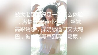 合租房门缝偷窥对门的少妇洗澡换衣服