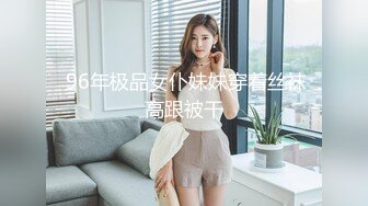   奶头还没涨开的小女人让大哥玩弄，无套草了骚穴骑在脖子上又草嘴，淫声荡语不断